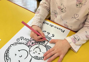 Dziecko koloruje obrazek