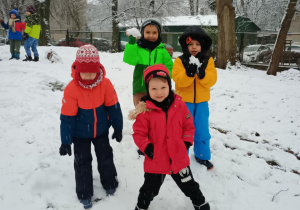 Chłopcy pozują do zdjęcia