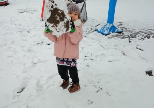 Dziewczynka i jej bryła śniegu