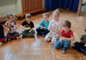 Dzieci próbują grać na instrumentach