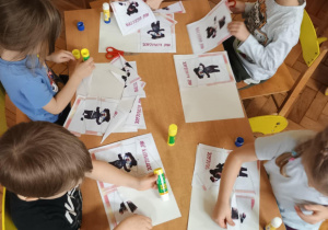 Dzieci wycinają obrazki