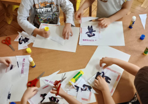 Przedszkolaki podczas pracy