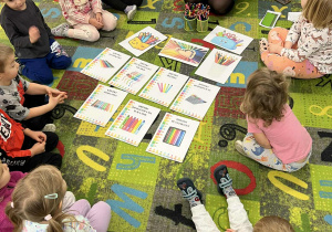 Dzieci oglądają obrazki