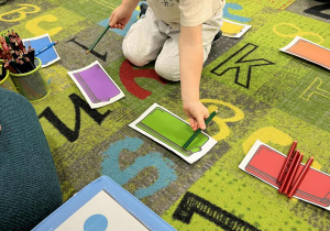 Dziecko dobiera kolory