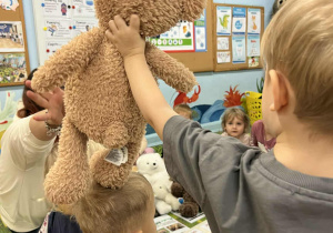 Dziecko trzyma misia