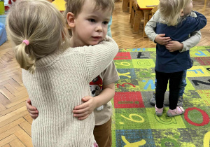 Przedszkolaki się przytulają