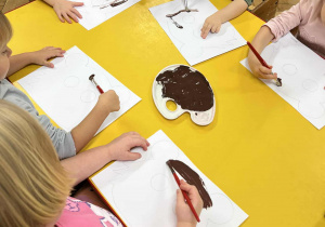 Dzieci podczas pracy plastycznej