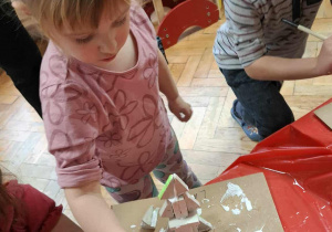 Dziewczynka maluje farbami