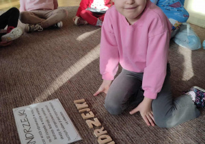 Dziewczynka układa napis