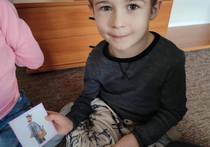 Chłopiec pokazuje obrazek