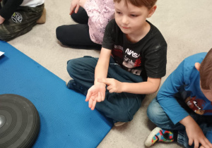 Chłopiec mierzy sobie puls