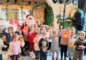 Wspólne zdjęcie dzieci z Mikołajem