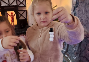 Dziewczynka i jej bałwanek