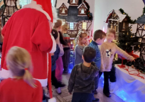 Dzieci oglądają makietę miasteczka