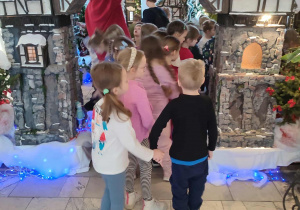 Dzieci wchodzą do miasteczka Mikołaja