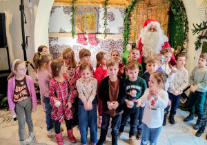 Wspólne zdjęcie dzieci z Mikołajem