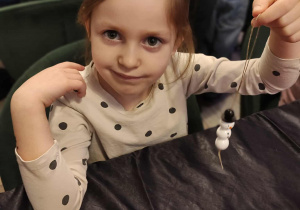 Dziewczynka pokazuje swoją pracę