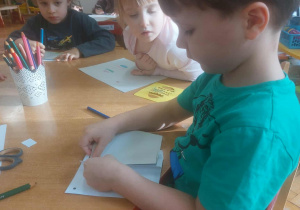 Chłopiec rysuje list