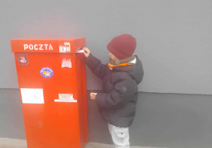 Dziecko wrzuca list do skrzynki