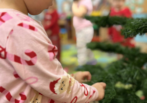 Dziewczynka ubiera choinkę