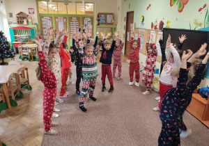 Przedszkolaki wykonują zadanie