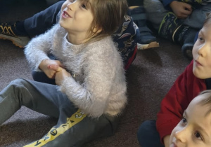 Dzieci słuchają książki