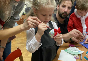 Dziewczynka dekoruje bombkę