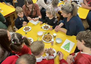 Dzieci dekorują pierniki
