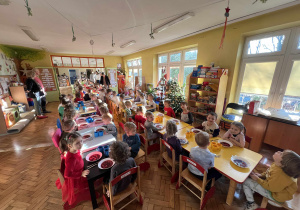 Dzieci podczas wspólnego obiadu