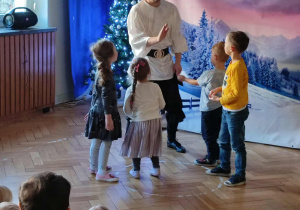 Przedszkolaki uczestniczą w przedstawieniu