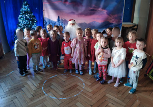 Grupowe zdjęcie dzieci z Mikołajem