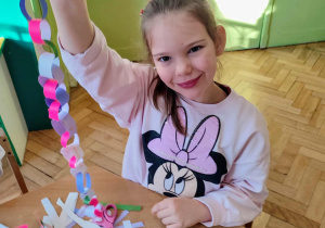 Dziewczynka robi łańcuch