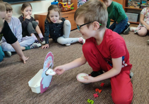 Chłopiec wykonuje zadanie