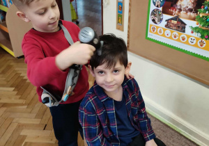 Chłopcy bawią się nowymi zabawkami