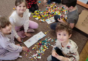 Dzieci układają klocki