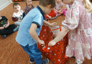 Dzieci rozpakowują prezenty