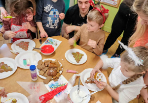Dzieci dekorują pierniki