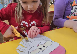 Dziewczynka wycina nożyczkami