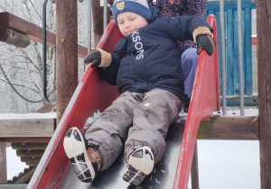 Dzieci zjeżdżają ze zjeżdżalni