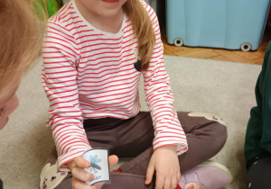 Dziewczynka pokazuje zdjęcie