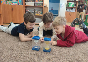 Chłopcy mierzą czas