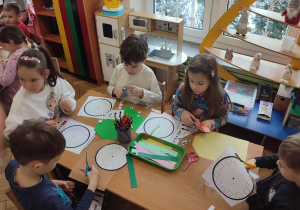 Dzieci podczas pracy plastycznej