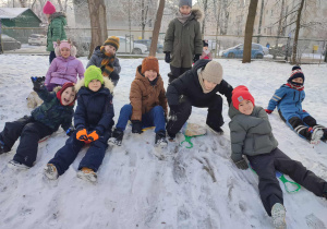 Dzieci pozują do zdjęcia