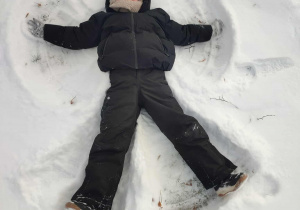 Dziecko robi aniołka