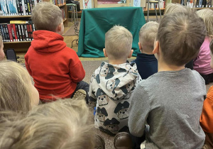 Dzieci oglądają teatrzyk