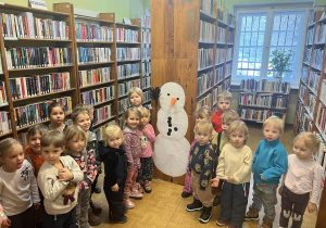 Przedszkolaki i ich bałwan