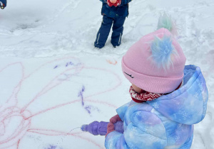 Dziecko pisze po śniegu
