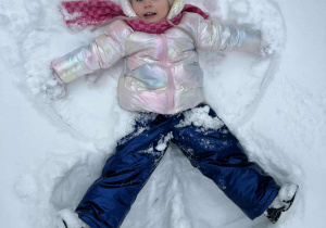 Dziecko robi aniołka