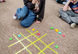 Dzieci wykonują zadanie