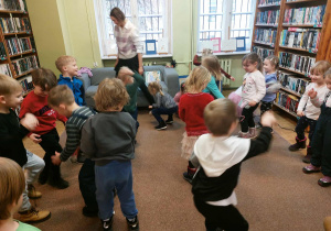 Dzieci podczas zabaw ruchowych